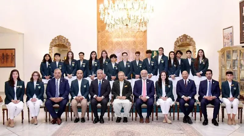 Arif Alvi with Football team